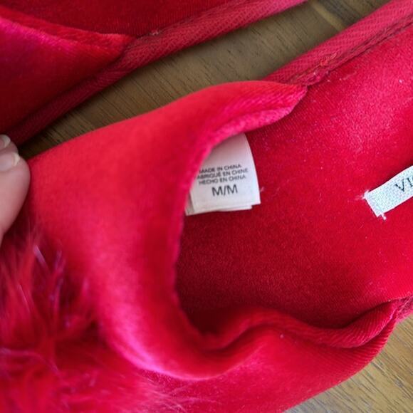 Victoria’s Secret red slipper with red pom pom size medium - Picture 3 of 4